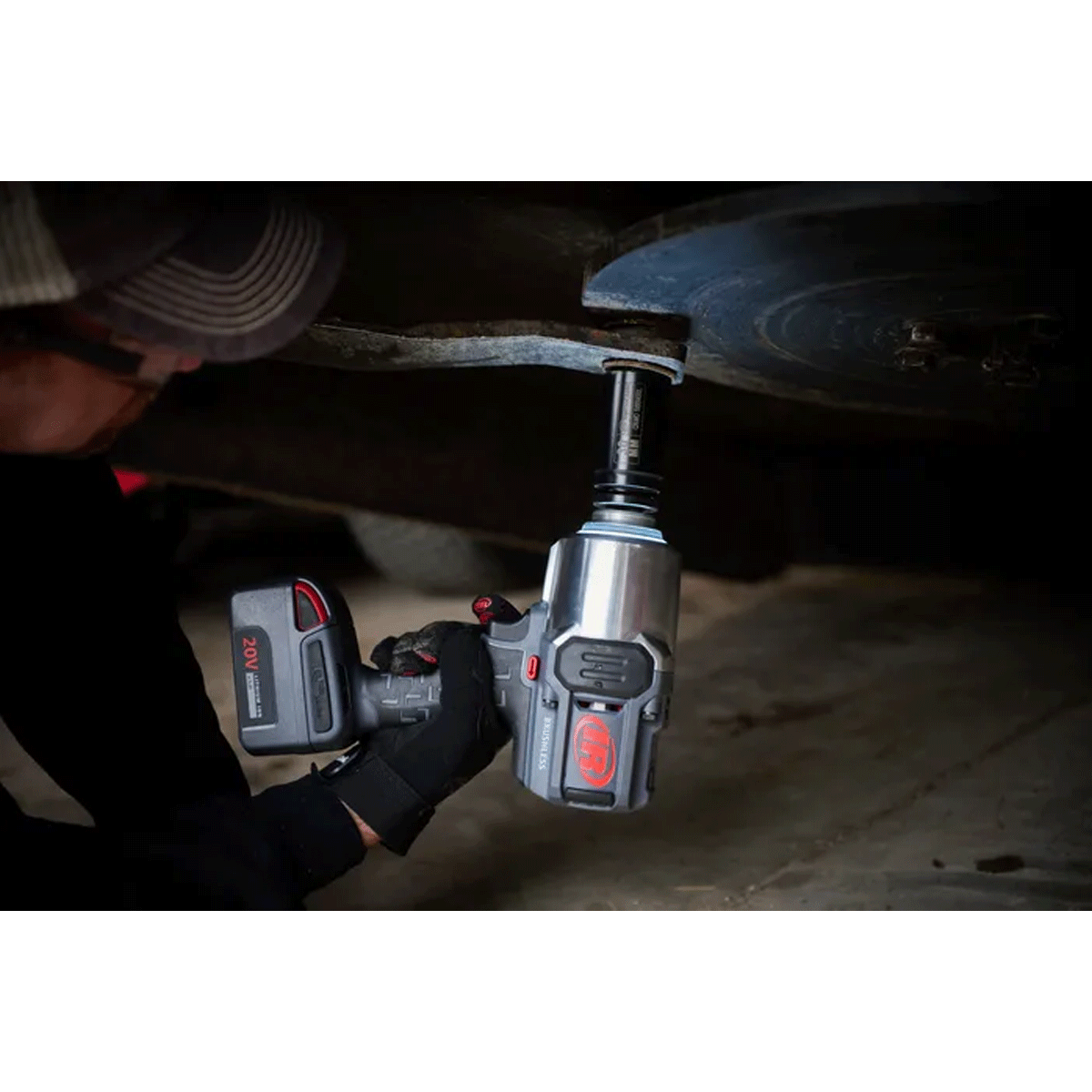 pistola de impacto Ingersoll Rand W8000 en uso