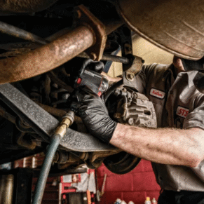 Llave de impacto neumática Ingersoll Rand 36QMAX en uso