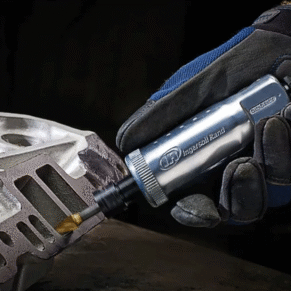 Técnico usando la motortool recta neumática Ingersoll Rand 409 en trabajo de desbarbado