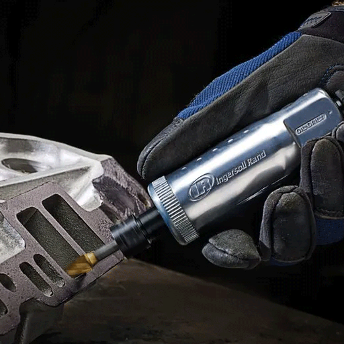 Técnico usando la motortool recta neumática Ingersoll Rand 409 en trabajo de desbarbado