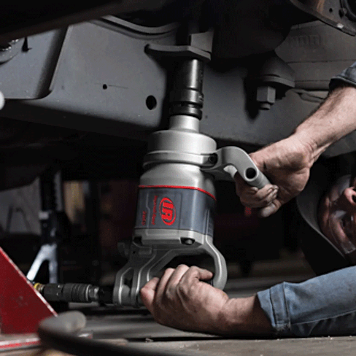 Llave de impacto neumática Ingersoll Rand 2850MAX utilizada para mantenimiento de vehículos